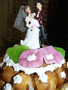 GÃ¢teau de mariage servit pour le traiteur